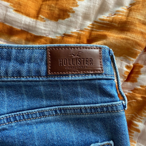 Hollister Ultra High-Rise Mom Jean, vintage stretch. Size 5 regular, W 27” L 27” - Picture 6 of 7